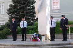 Kladení věnců k výročí osvobození 8.5.2012